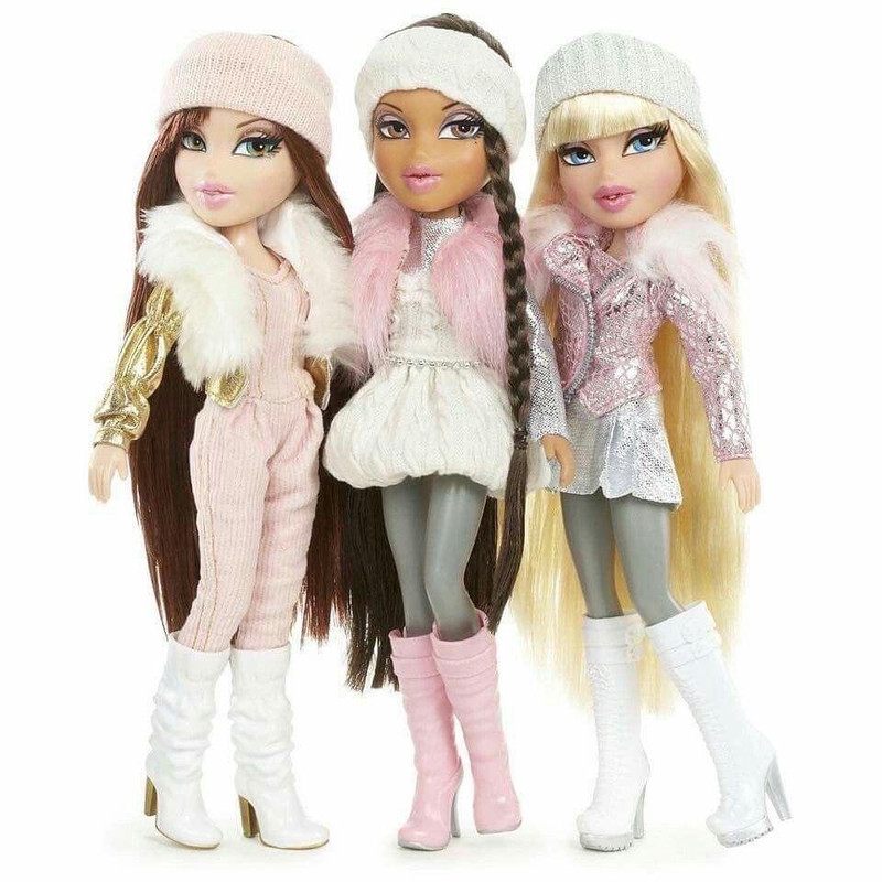 a bunch of bratz dolls